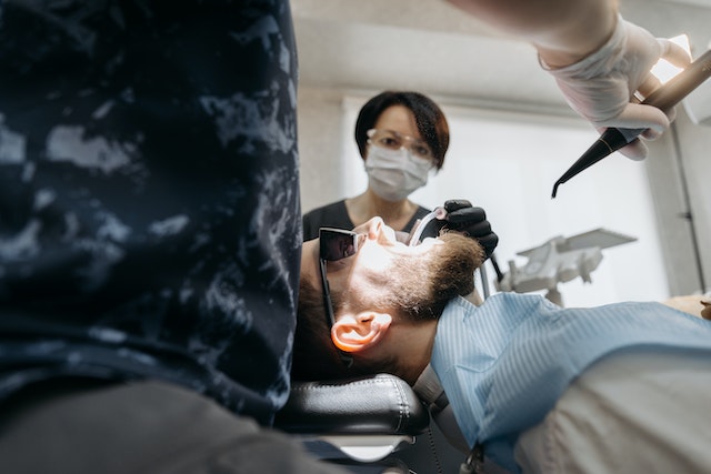 Próchnica zębów – leczenie kanalowe pod mikroskopem