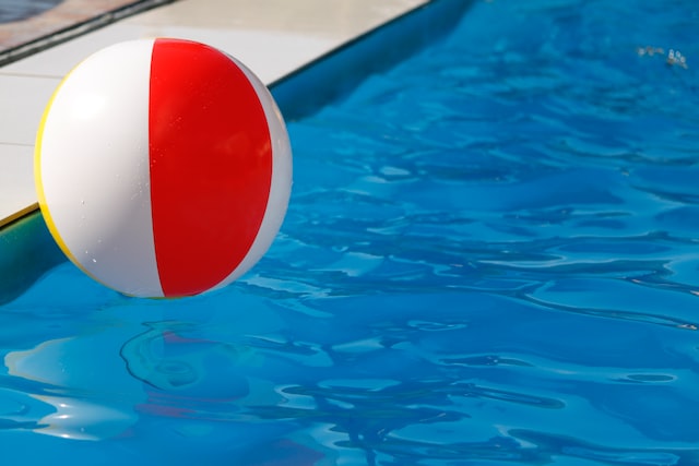 Jakie akcesoria basenowe będą najlepiej wspierać wakacyjne doznania?